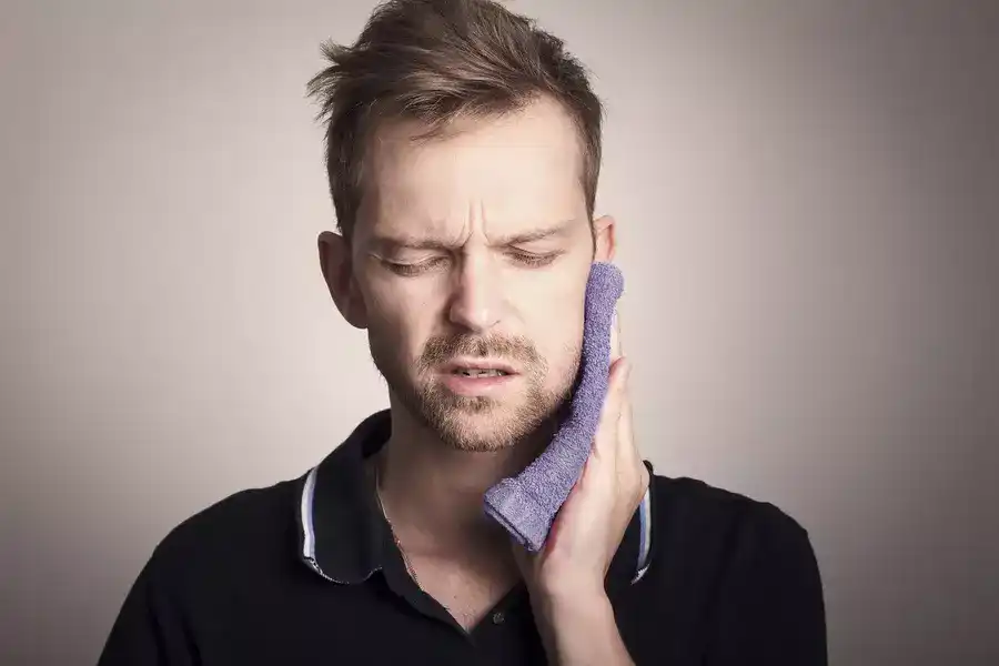 चेहरे और जबड़े और कान के बाईं ओर में दर्द